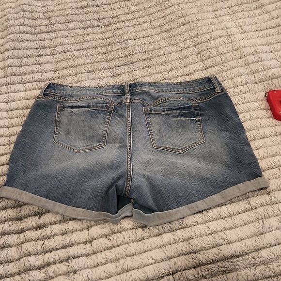 Medium wash rolled cuff Torrid jean shorts size 18. - Picture 5 of 8